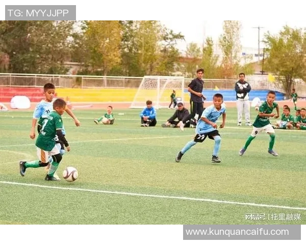 当世界巨星缩小成迷你足球少年演绎绿茵场上的奇幻冒险