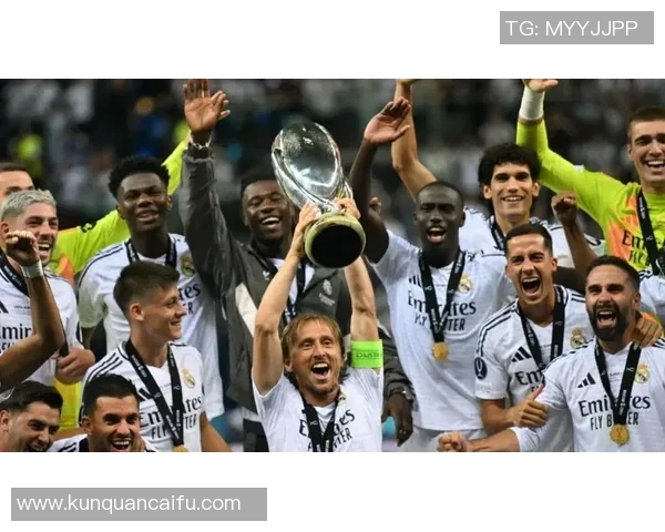 皇家马德里足球明星高清图集展现球场风采与荣耀时刻 皇家马德里足球明星高清图集展现球场风采与荣耀时刻