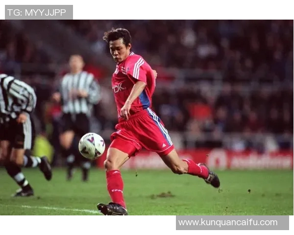 足球明星的爱情故事与伴侣生活揭秘 穿越绿茵场的情感纠葛与心灵碰撞